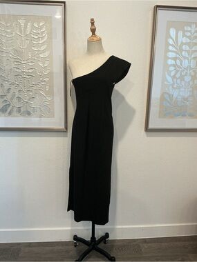 #139 Elliatt One-Shoulder Black Midi Dress